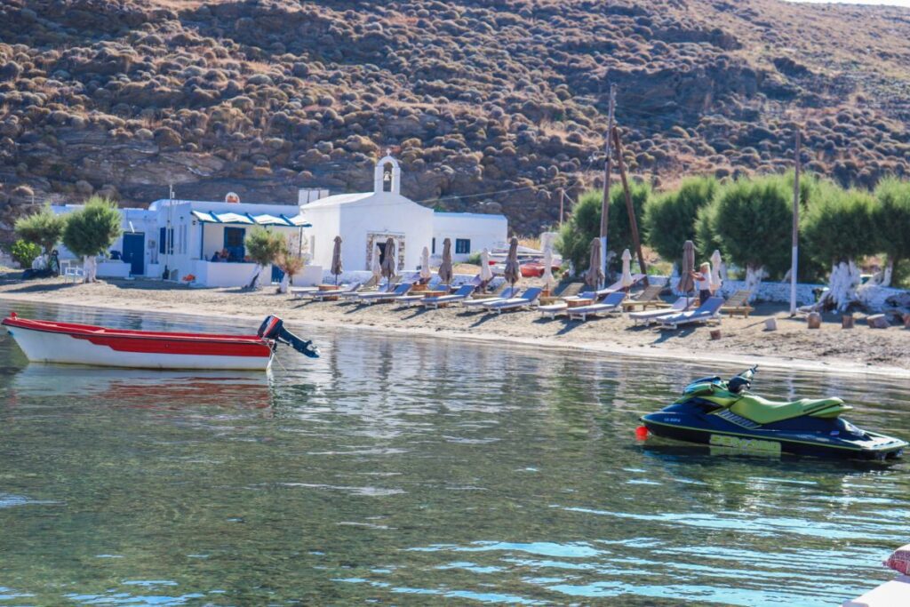 Η παραλία της Αγίας Ειρήνης στην Κύθνο.