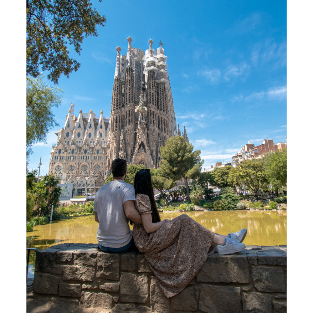 φωτογράφηση έξω από την Sagrada Familia στην Βαρκελώνη
